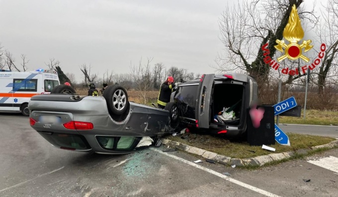 Prima lo scontro poi il ribaltamento: grave incidente a Lodi Vecchio, due feriti