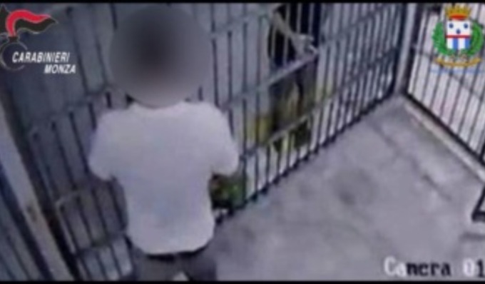 Si fingono carabinieri per derubare i pusher rivali: dal carcere di Lodi il capo della banda continuava a comandare