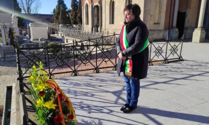 Deposti fiori al Cimitero Maggiore di Lodi in ricordo di tutte le vittime Covid