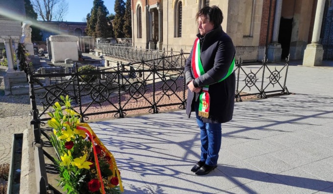 Deposti fiori al Cimitero Maggiore di Lodi in ricordo di tutte le vittime Covid