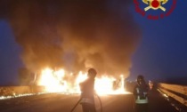 Cisterna prende fuoco sulla A1 all'altezza di Lodi: autostrada bloccata in entrambe le direzioni