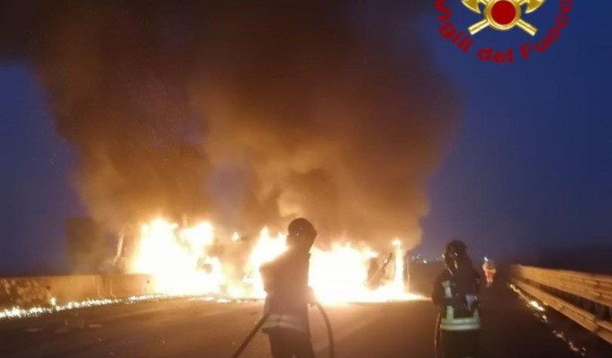 Cisterna prende fuoco sulla A1 all’altezza di Lodi: autostrada bloccata in entrambe le direzioni