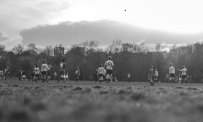 Lite tra calciatori durante (e dopo) la partita, non potranno avvicinarsi allo Stadio per sei mesi