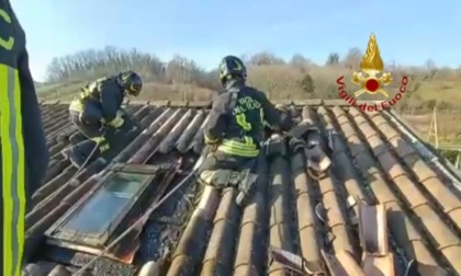 Incendio a San Colombano al Lambro, in fiamme il tetto di una casa