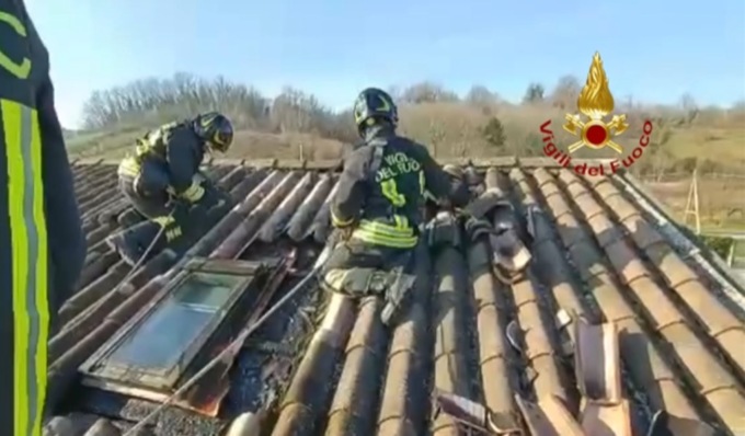 Incendio a San Colombano al Lambro, in fiamme il tetto di una casa