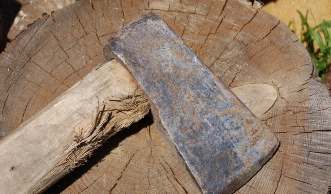 Spaccio sull’argine della Muzza: oltre alla droga un coltello, una spada e una mannaia
