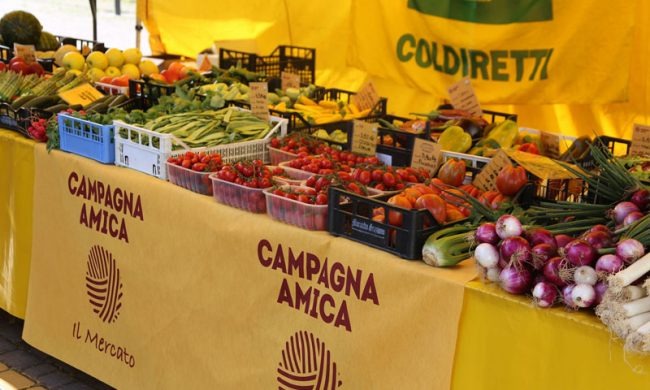Al mercato Coldiretti di Lodi spesa sospesa per aiutare i cittadini dell’Ucraina