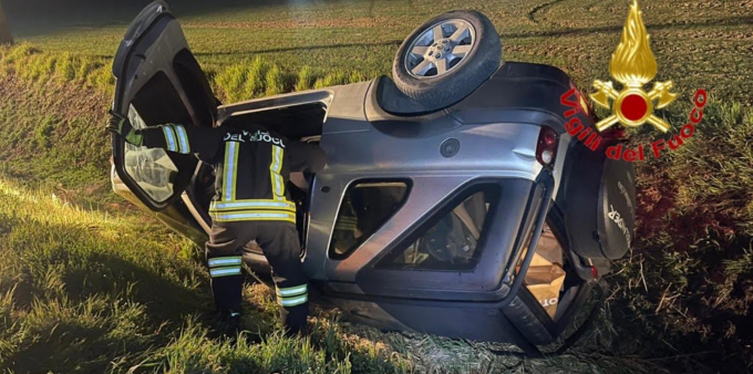 Sbanda e si ribalta con l'auto in un fossato a bordo strada