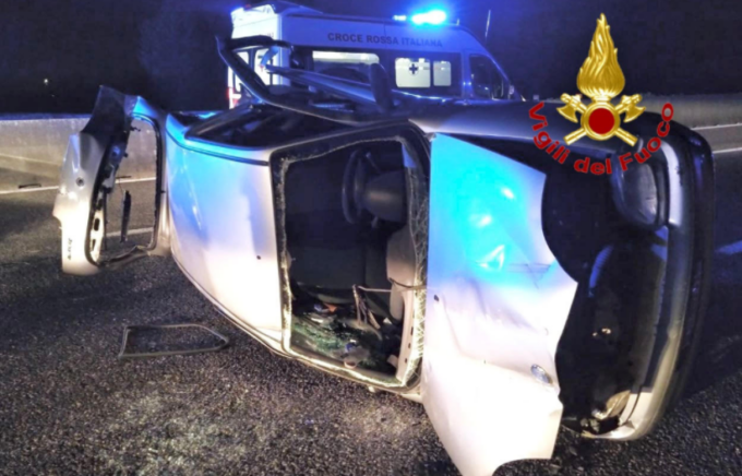 Drammatico incidente in autostrada nella notte: auto si ribalta lungo la carreggiata