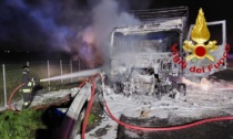 Un incendio in una ditta abbandonata, un'auto e un autocarro in fiamme: tre incendi in un solo giorno