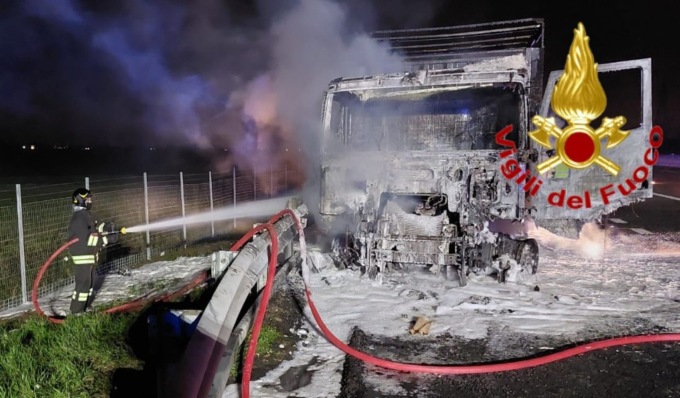 Un incendio in una ditta abbandonata, un’auto e un autocarro in fiamme: tre incendi in un solo giorno