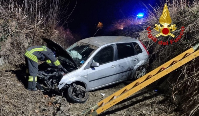Perde il controllo dell’auto e si schianta fuori strada, ferito un 60enne SIRENE DI NOTTE