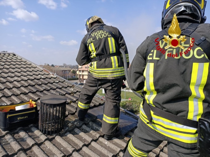 Canna fumaria in fiamme a Castiraga Vidardo, l’intervento dei Vigili del Fuoco