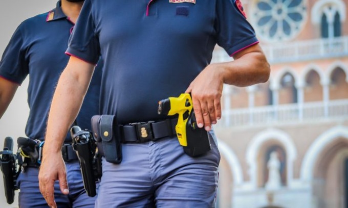 Ubriaco e semisvenuto in strada, aggredisce 118 e polizia: in arresto un 30enne