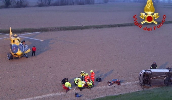 Vola dall’argine lungo il Po e finisce in un campo, 48enne gravissimo schiacciato dall’auto