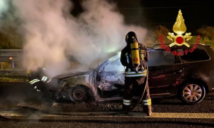 Auto in fiamme sull'A1, paura per le tre persone a bordo