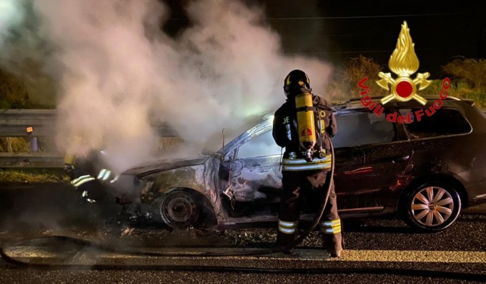 Auto in fiamme sull’A1, paura per le tre persone a bordo