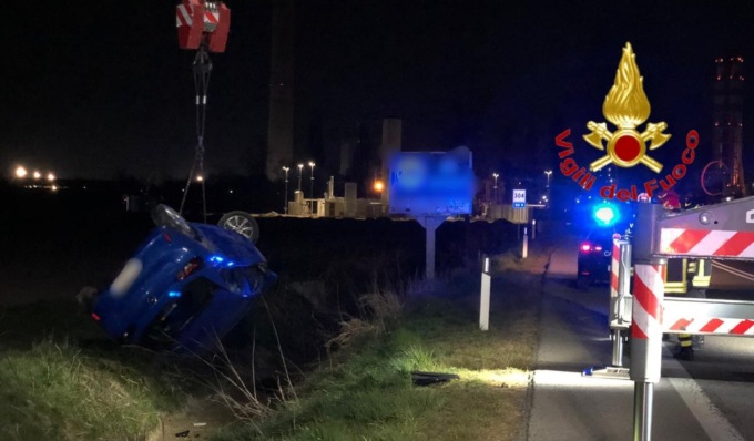 37enne sbanda, finisce nel fossato e rimane incastrato nell’auto