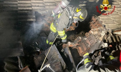 Canna fumaria in fiamme a Mulazzano, l'incendio prende anche il tetto: l'intervento dei Vigili del fuoco