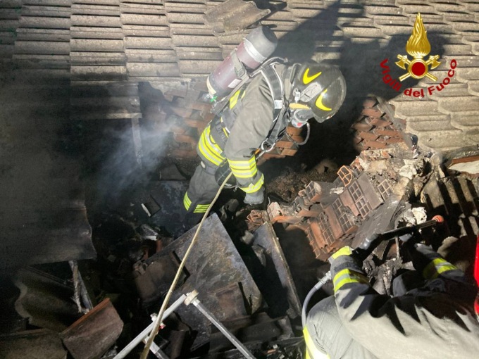 Canna fumaria in fiamme a Mulazzano, l’incendio prende anche il tetto: l’intervento dei Vigili del fuoco