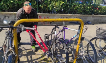 Decoro urbano, rimosse le carcasse delle biciclette abbandonate vicino alla stazione
