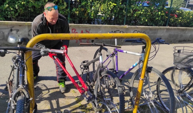 Decoro urbano, rimosse le carcasse delle biciclette abbandonate vicino alla stazione