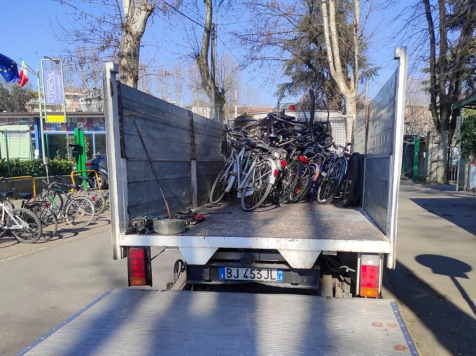 25 “carcasse” di biciclette rimosse in zona stazione: “Più decoro e sicurezza”