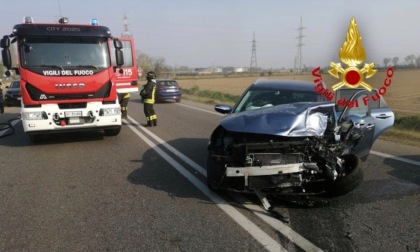 Scontro frontale tra auto a Tavazzano, tre persone ferite: arriva l'elisoccorso