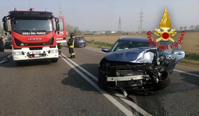 Scontro frontale tra auto a Tavazzano, tre persone ferite: arriva l’elisoccorso