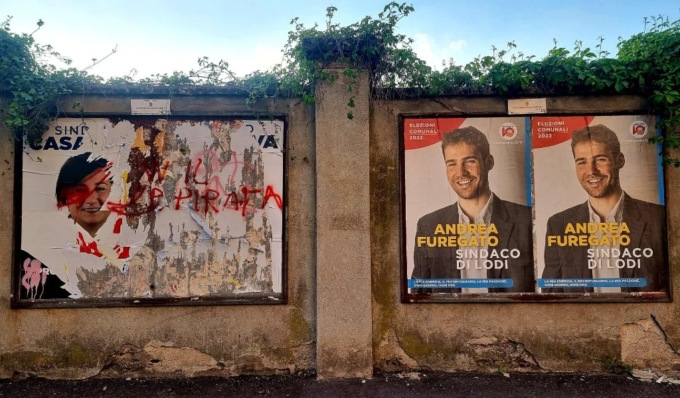 Imbrattato il manifesto elettorale di Casanova: destra e sinistra condannano il gesto