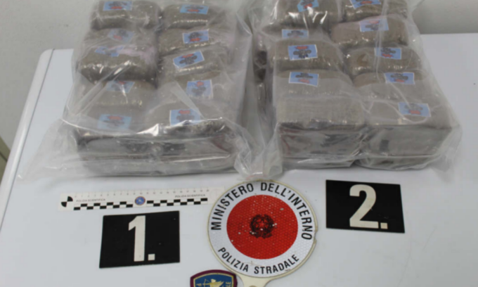 Traportava 195 kg di hashish nel camion, scoperto per colpa di un fanale rotto