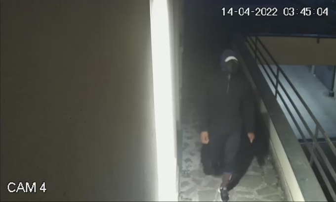 A volto coperto tenta di introdursi nell’Ufficio Postale di Sordio, ma le telecamere riprendono tutto