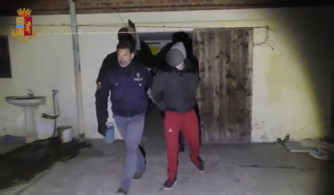 Sequestrato e picchiato brutalmente, sette indiani in carcere