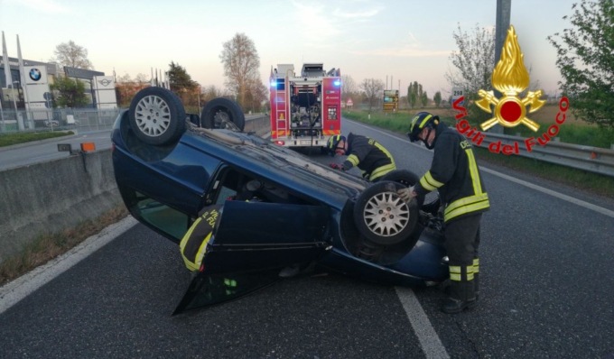 Incidente a Lodi, auto capottata in mezzo alla statale
