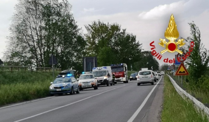 Violento frontale tra auto e moto sulla via Emilia, ferito un uomo di 63 anni