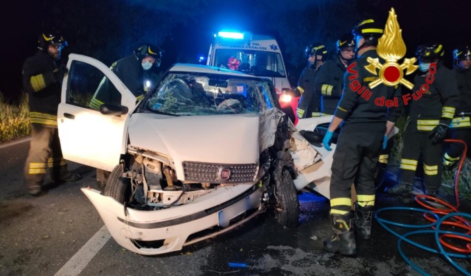 Nel cuore della notte perde il controllo dell’auto e si schianta contro un albero