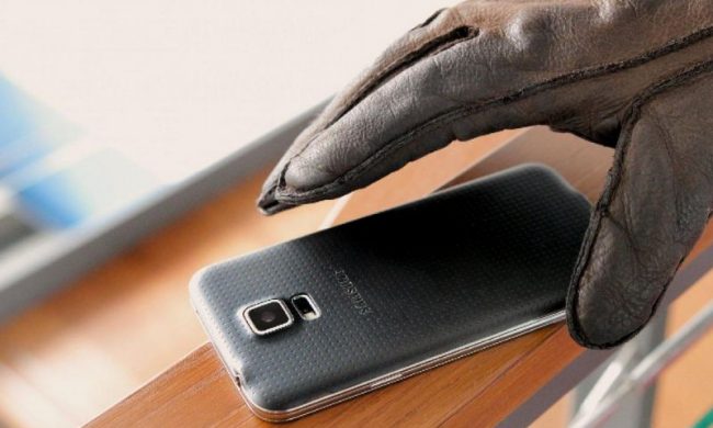 Ruba il palmare delle consegne al fattorino ma si tradisce usandolo poco lontano