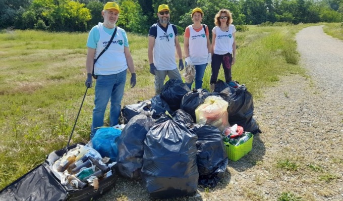 25 volontari in azione per pulire le sponde dell’Adda