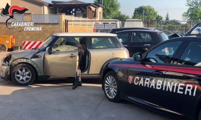 Su auto rubata fugge all’alt, 22enne bloccato dopo un lungo (e pericoloso) inseguimento