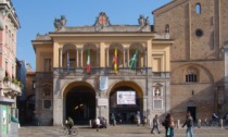 Scalone Palazzo Broletto: grazie ai lavori di restauro riaffiorano gli affreschi settecenteschi