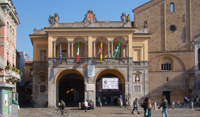 Scalone Palazzo Broletto: grazie ai lavori di restauro riaffiorano gli affreschi settecenteschi