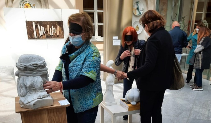 Grande successo per la mostra tattile, ora le emozioni dell’arte al buio diventano un audiolibro