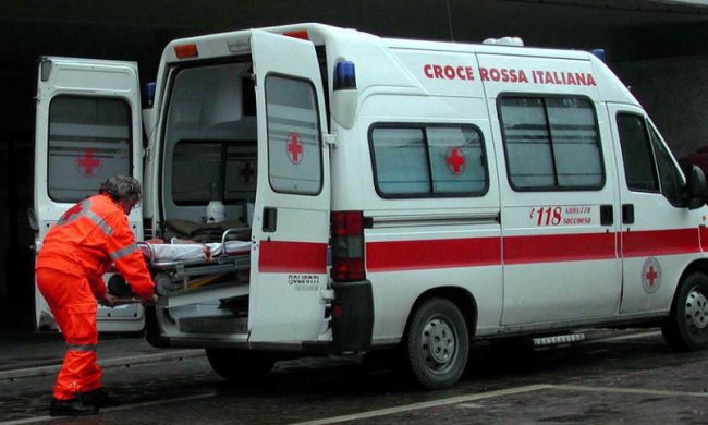 Scontro tra tre auto sul cavalcavia della A1: 5 feriti, uno incastrato nell’abitacolo