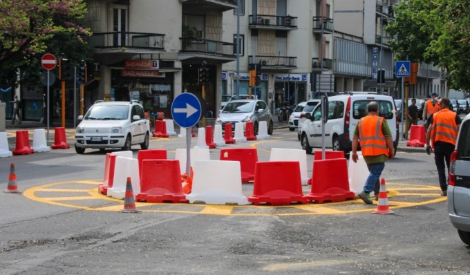 Le nuove rotonde in piazzale Medaglie d’Oro e viale Dante hanno ufficialmente sostituito i semafori 