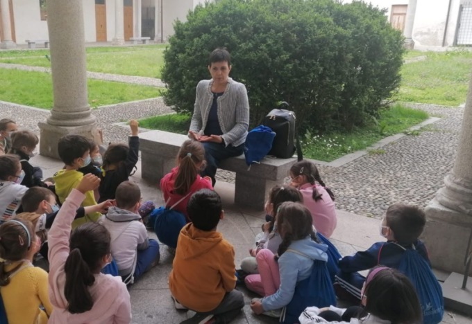 Il toccante omaggio della classe alla maestra Sabrina: “Donare è facile e ti salva la vita”