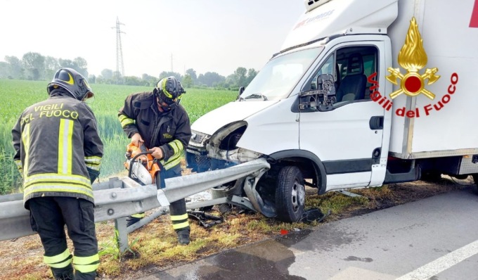 Furgone urta il guardrail e rimane incastrato, conducente illeso