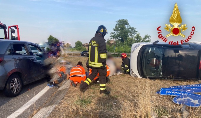 Scontro tra due vetture, una si ribalta: feriti un 19enne e un 43enne