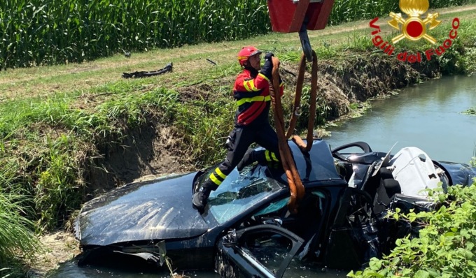 L’auto esce di strada e finisce nella roggia piena d’acqua: due 24enni feriti
