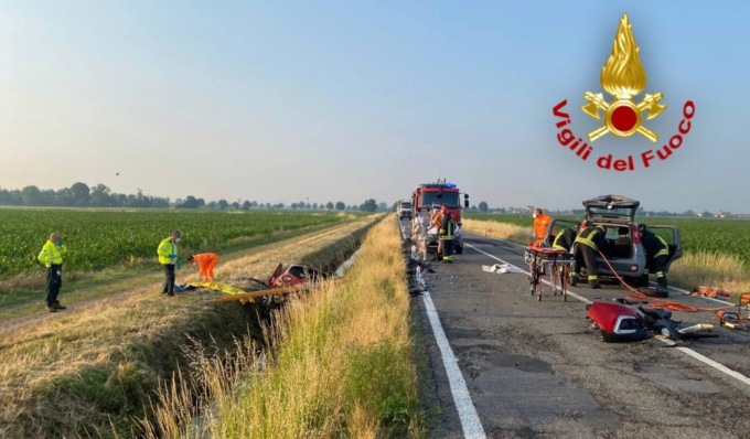 Scontro tra auto a Caselle Lurani, un 56enne finisce incastrato nel fossato