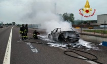 Jaguar divorata dalle fiamme sulla A4: le foto e il video